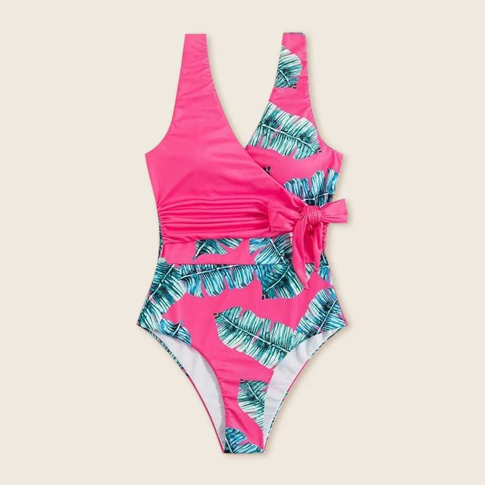 Family Matching Outfits Mother And Daughter Whole Swimsuit Father Son Beach Shorts Mom Kids Swimwear Summer Bathing Suits W250207