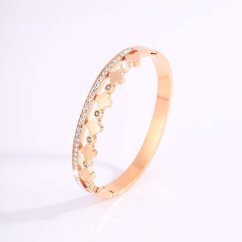 Electroplated titanium steel bracelet, fashionable dia inlaid four leaf clover, light , high-end, non fading best friend bracelet