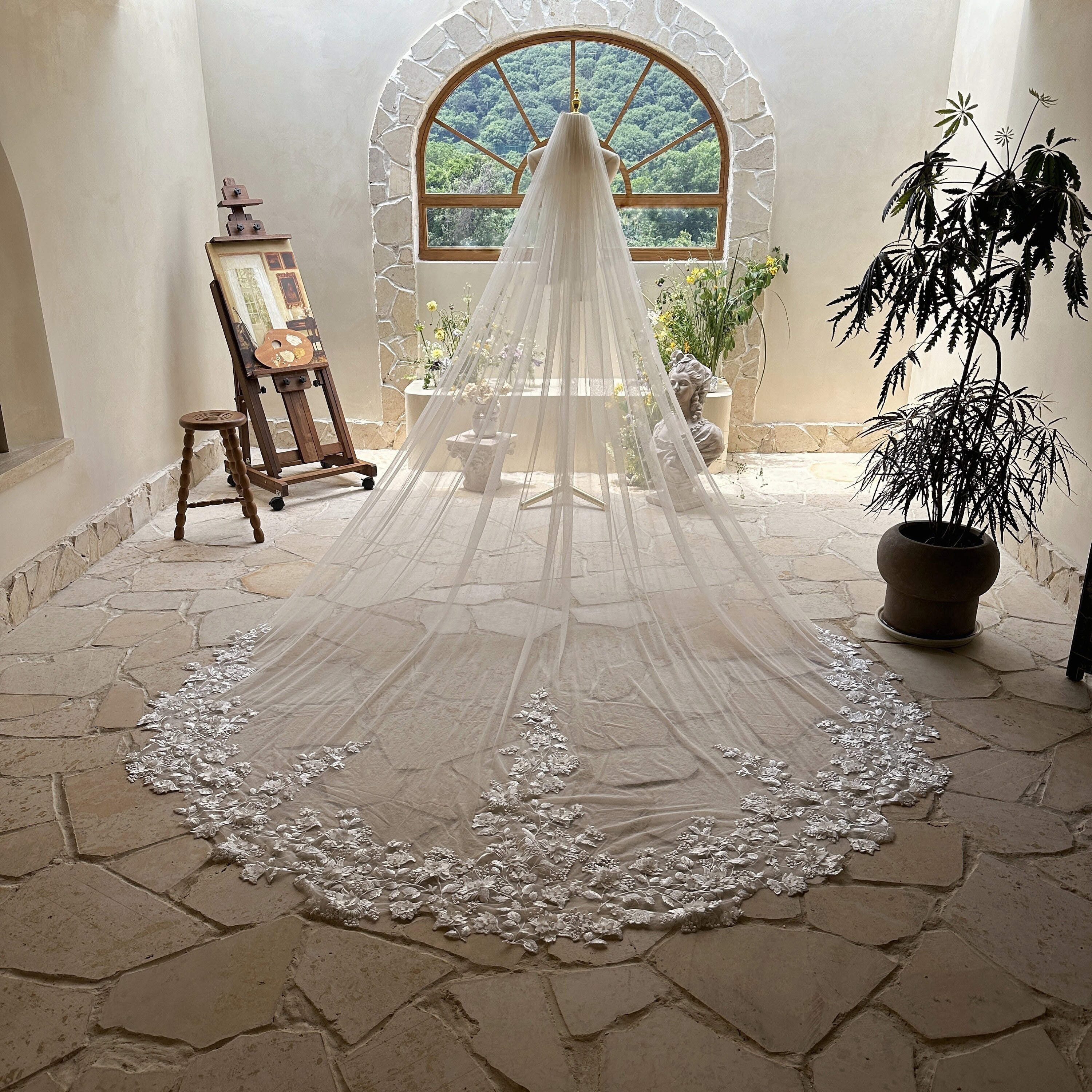 Luxurious 1.5/3 Meters White Ivory Cathedral Wedding Veils with floral appliques Long Lace Edge Bridal Head Veil with Comb For Marriage Bride Women�