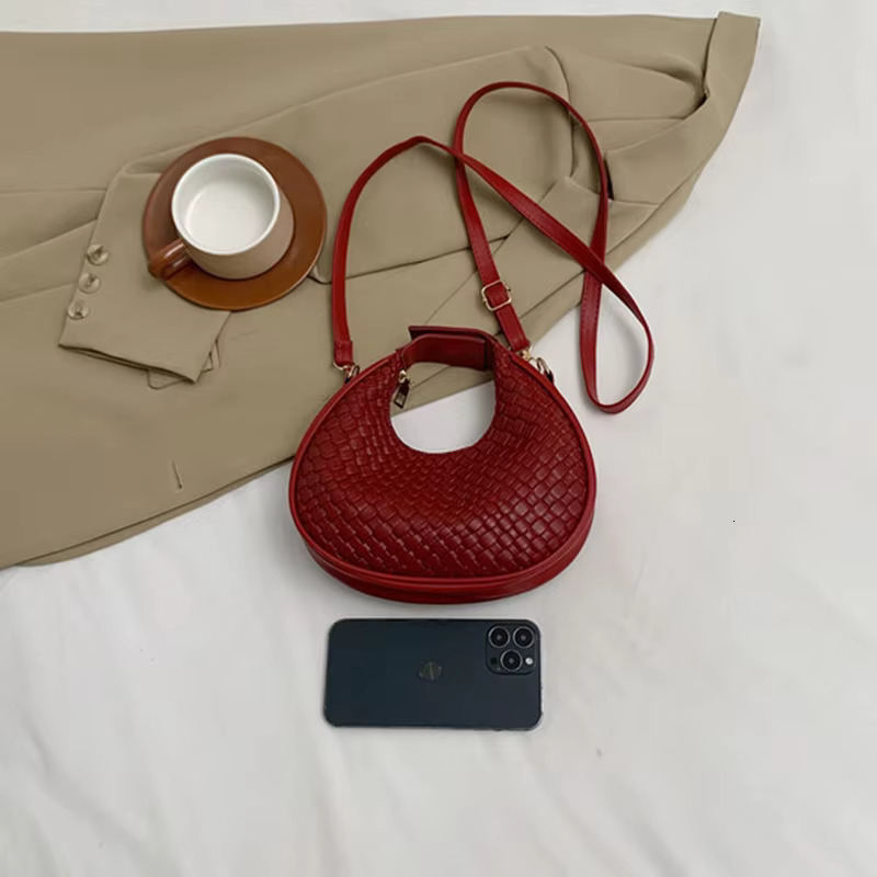 Women's Premium Shoulder New Fashion Niche Design Messenger Simple Style Female Woven Hobo Bag