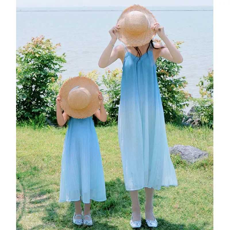 Resorts Look Mom and Daughter Equal Sling Dress Vacation Holidays Mother Baby Girls Same Beach Blue Dresses Momy and Me Clothes W250207