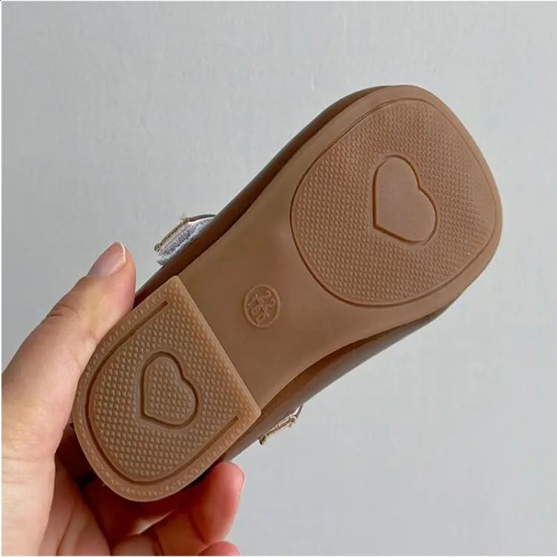 Childrens Leather Shoes Autumn Korean Edition Anti slip Baby Princess Shoes Soft Sole Bean Shoes Girls Fashion Casual 250206