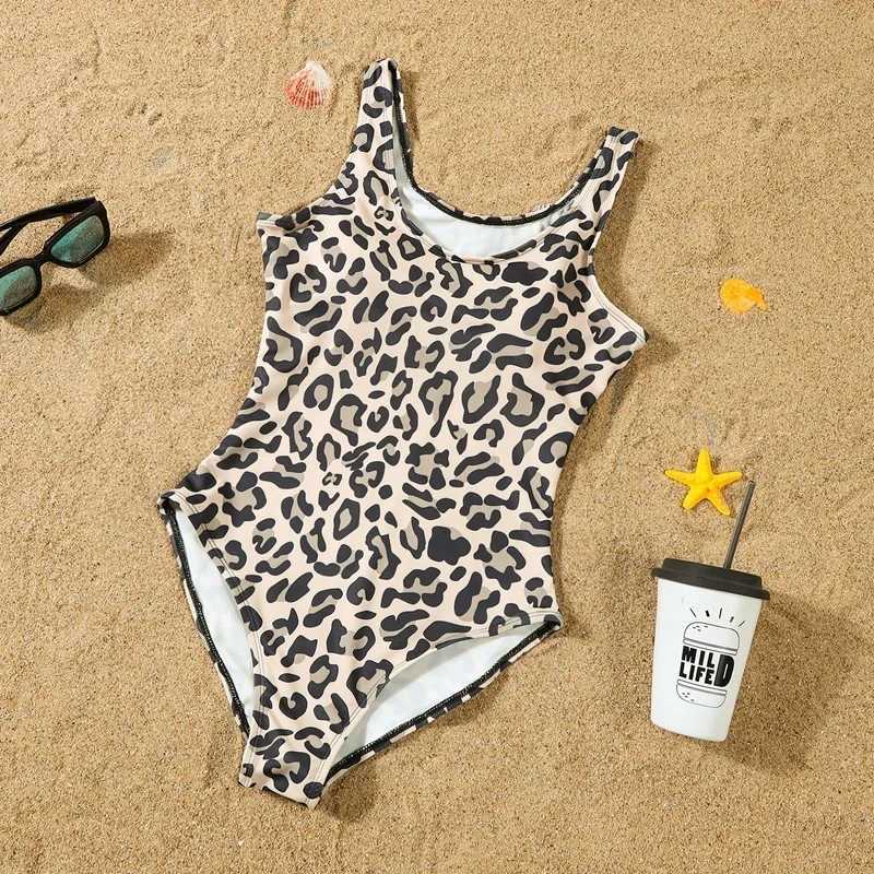 Mommy and Daughter Matching Clothes Family Swimwear Women Baby Girls One-piece Suit Men Boys Swimming Shorts Beachwear Bikinis W250207