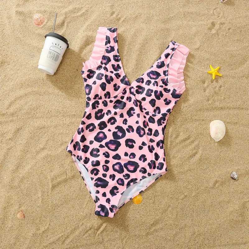 Family Swimwear Mommy Dad and Me Matching Swimsuit Pink Leopard Mother Daughter Bath Suit Father Son Swim Beach Clothes Outfits W250207