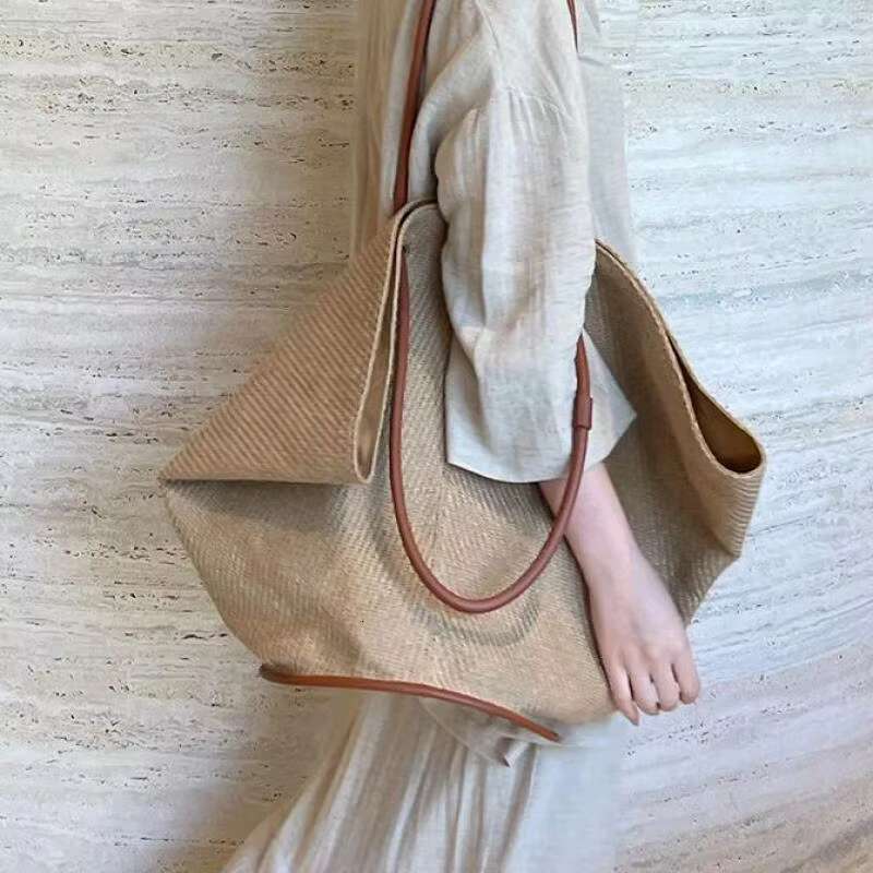 New Original Canvas Fan-Shaped Large Capacity Bucket Handbag French Vintage Fashion Leisure Simple Shoulder Bag Beach Vacation