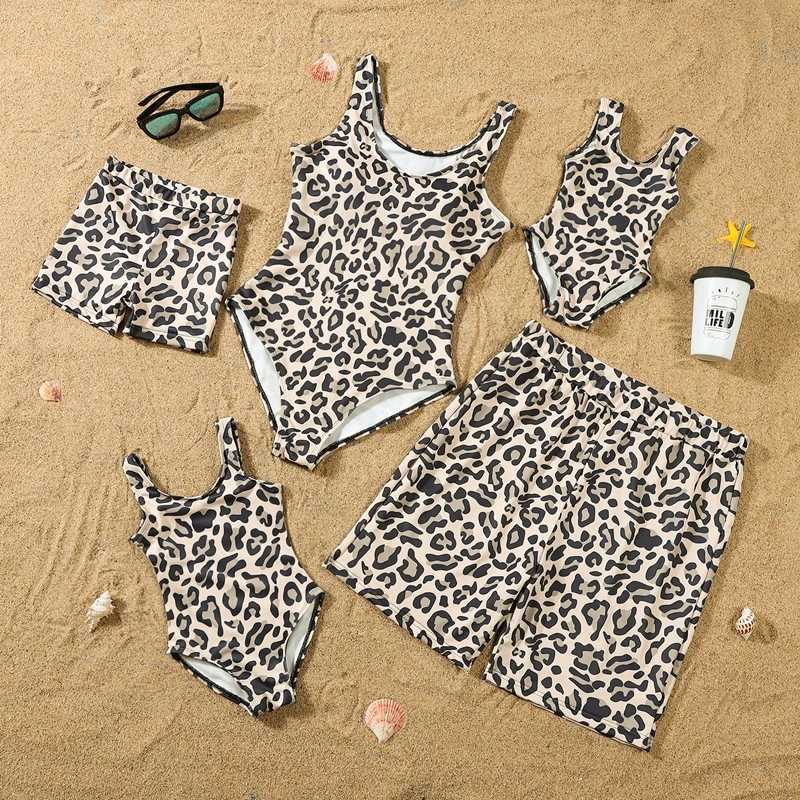 Mommy and Daughter Matching Clothes Family Swimwear Women Baby Girls One-piece Suit Men Boys Swimming Shorts Beachwear Bikinis W250207