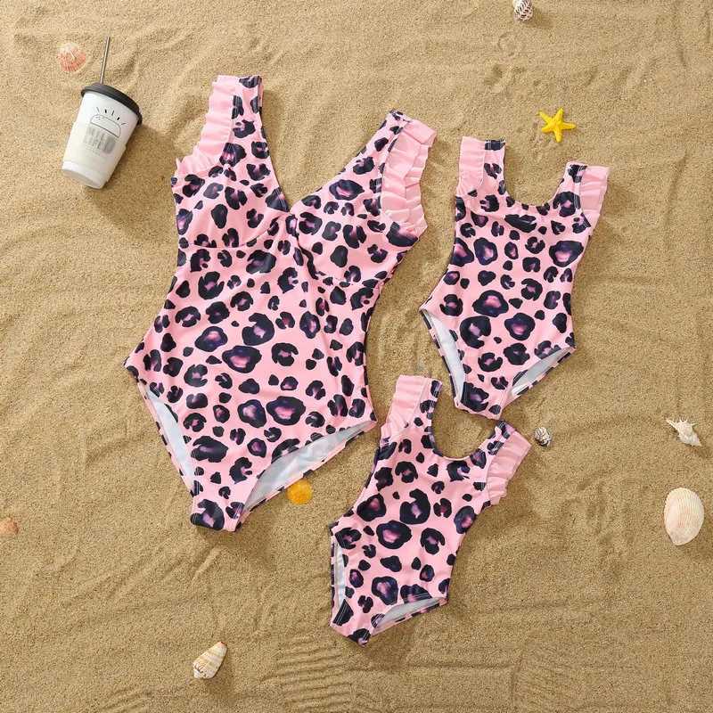 Family Swimwear Mommy Dad and Me Matching Swimsuit Pink Leopard Mother Daughter Bath Suit Father Son Swim Beach Clothes Outfits W250207