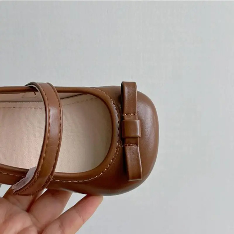Childrens Leather Shoes Autumn Korean Edition Anti slip Baby Princess Shoes Soft Sole Bean Shoes Girls Fashion Casual 250206
