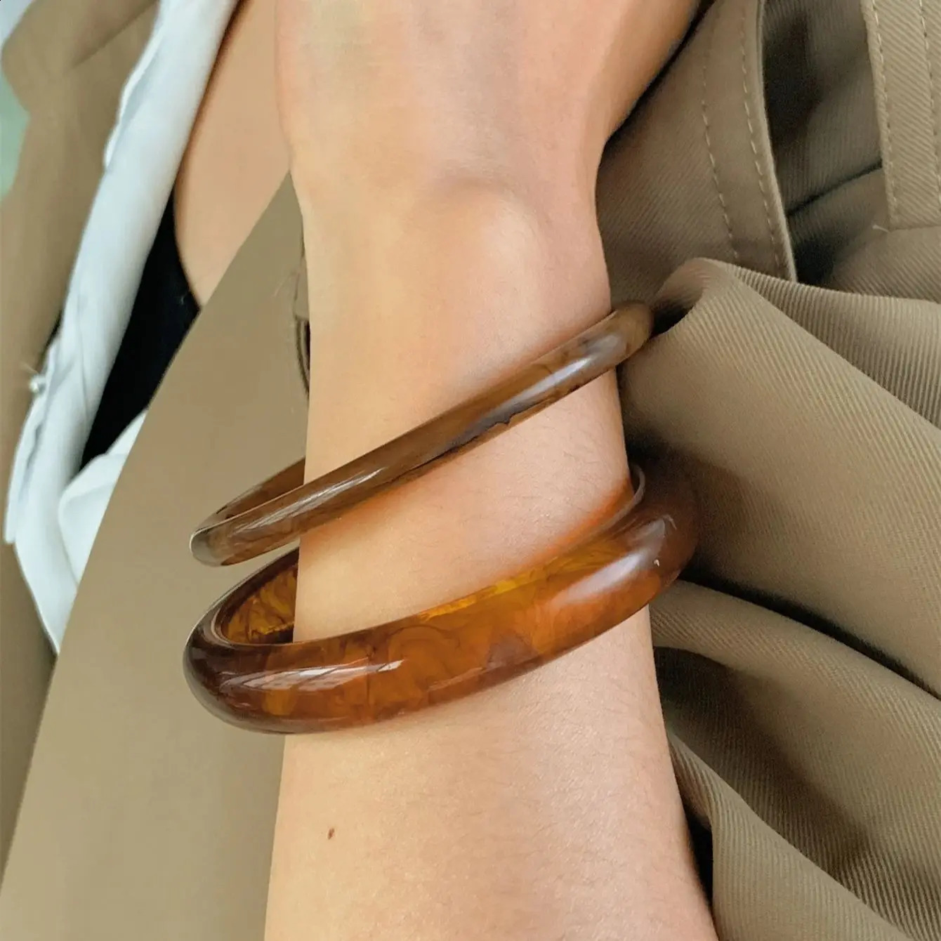 2-piece set of retro resin bracelets for womens temperament high-end fashion gifts versatile for daily use 250206