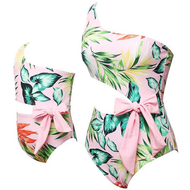 2025 New Summer Womens Swimsuit Family Matching Set Mother and Daughter Clothing Bow Bikini One Piece Swimsuit Beach Wear W250207