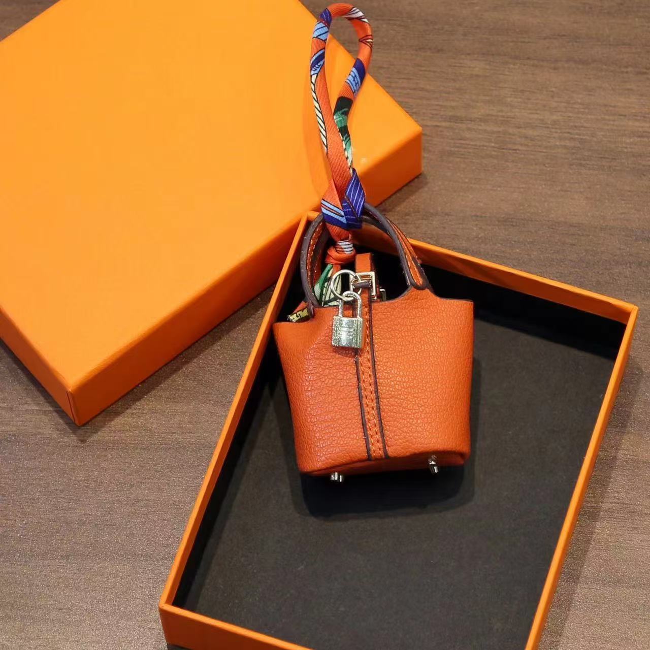 Cute Teddy Bear Keychains Fashionable PU Leather Animal Keyrings for Bags Cars and Keys L250928HE7E