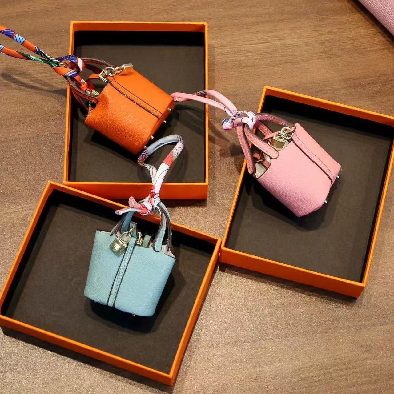 Cute Teddy Bear Keychains Fashionable PU Leather Animal Keyrings for Bags Cars and Keys L250928HE7E