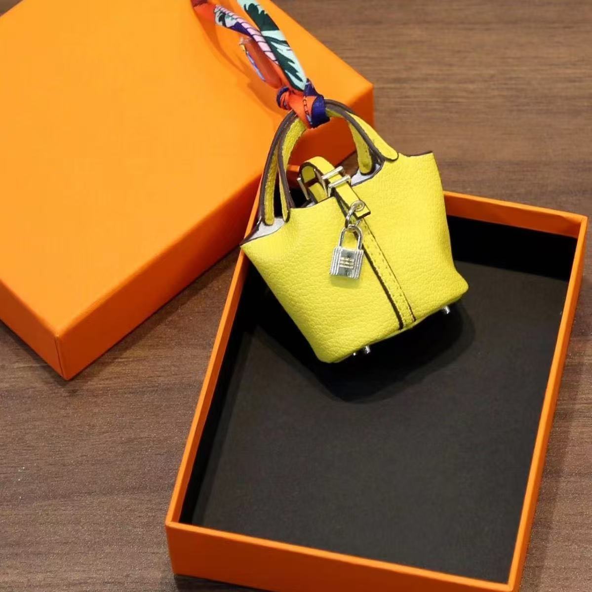 Cute Teddy Bear Keychains Fashionable PU Leather Animal Keyrings for Bags Cars and Keys L250928HE7E