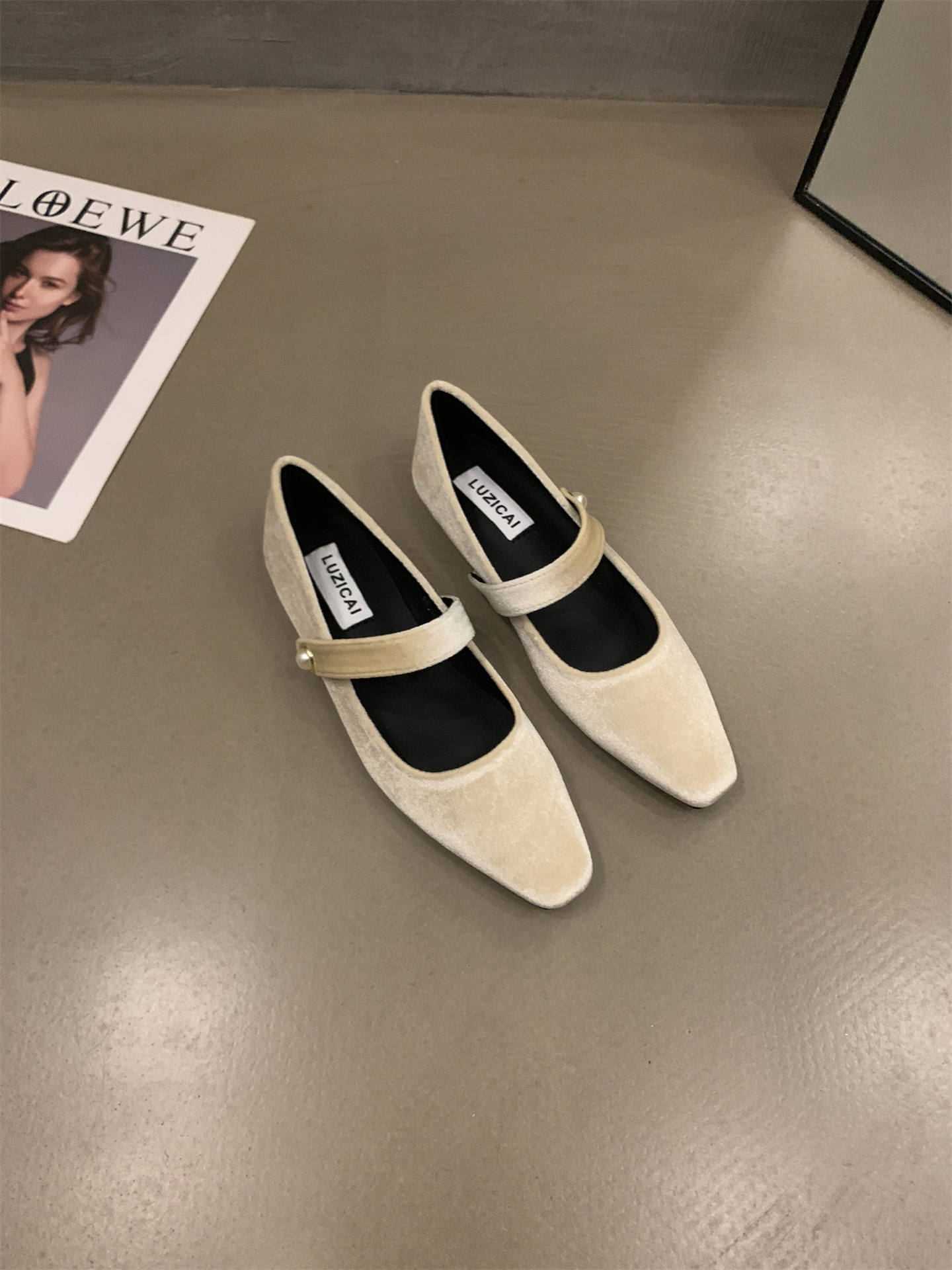 2025 new elegant pearl buckle velvet ballet flats for women Simple Haute Couture Women's Evening low Heels Wine red