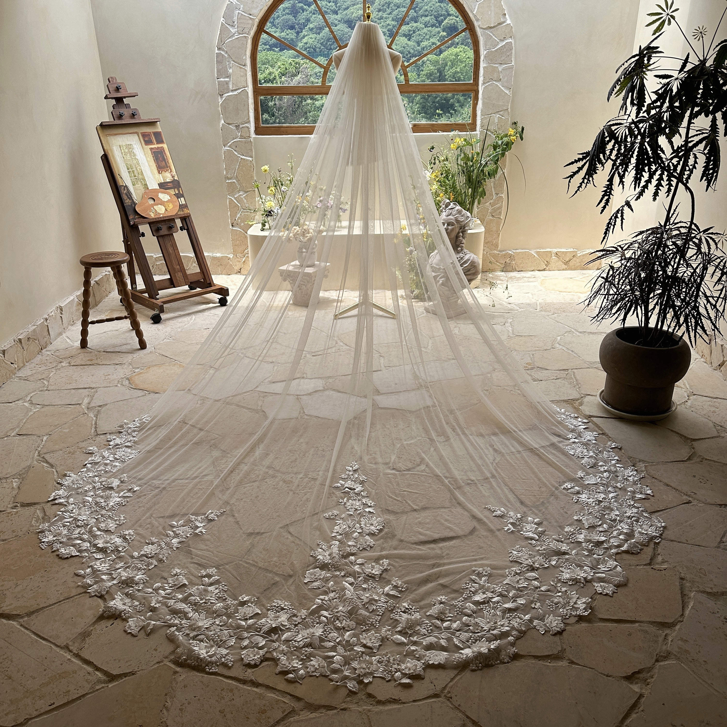 Luxurious 1.5/3 Meters White Ivory Cathedral Wedding Veils with floral appliques Long Lace Edge Bridal Head Veil with Comb For Marriage Bride Women�