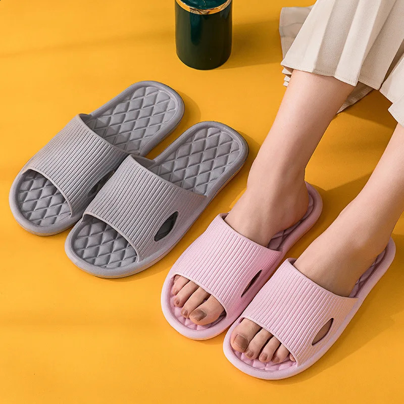 Summer Women Soft Home Slippers Couple Indoor Skid Proof Bathroom Sandals el Solid Color Men Flip Flops Flat Shoes 250120