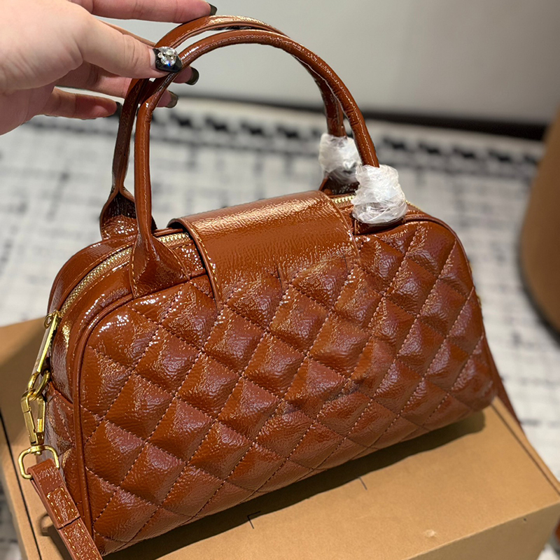 Bowling Bag Fashion Womens Shoulder Shiny Oil Wax Leather Ribbed Gold Hardware Metal Buckle Luxury Handbag Shopping Makeup Bags Wallet Airport Sacoche 29cm