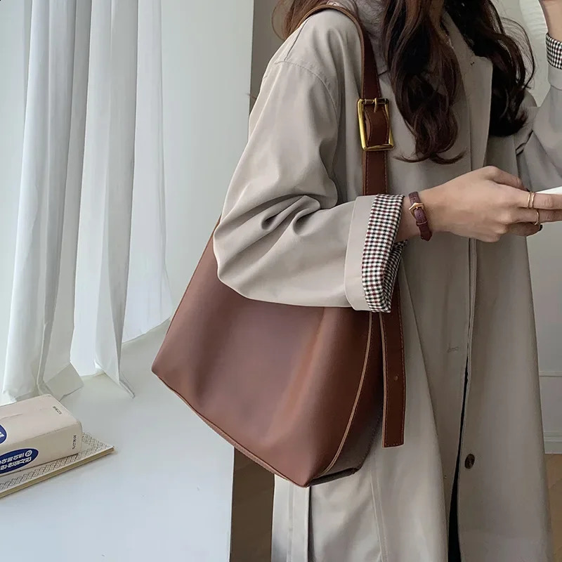 Versatile Large Capacity Tote Bag for Womens Lazy Style Mother and Child Water Bucket Retro Brown One Shoulder Crossbod 250206