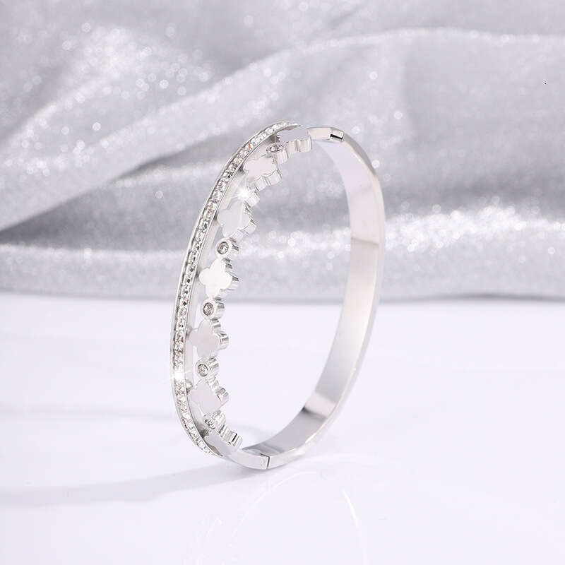 Electroplated titanium steel bracelet, fashionable dia inlaid four leaf clover, light , high-end, non fading best friend bracelet