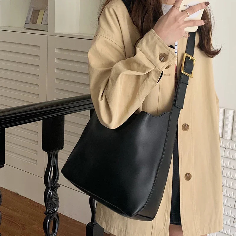 Versatile Large Capacity Tote Bag for Womens Lazy Style Mother and Child Water Bucket Retro Brown One Shoulder Crossbod 250206