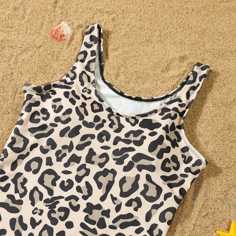 Mommy and Daughter Matching Clothes Family Swimwear Women Baby Girls One-piece Suit Men Boys Swimming Shorts Beachwear Bikinis W250207