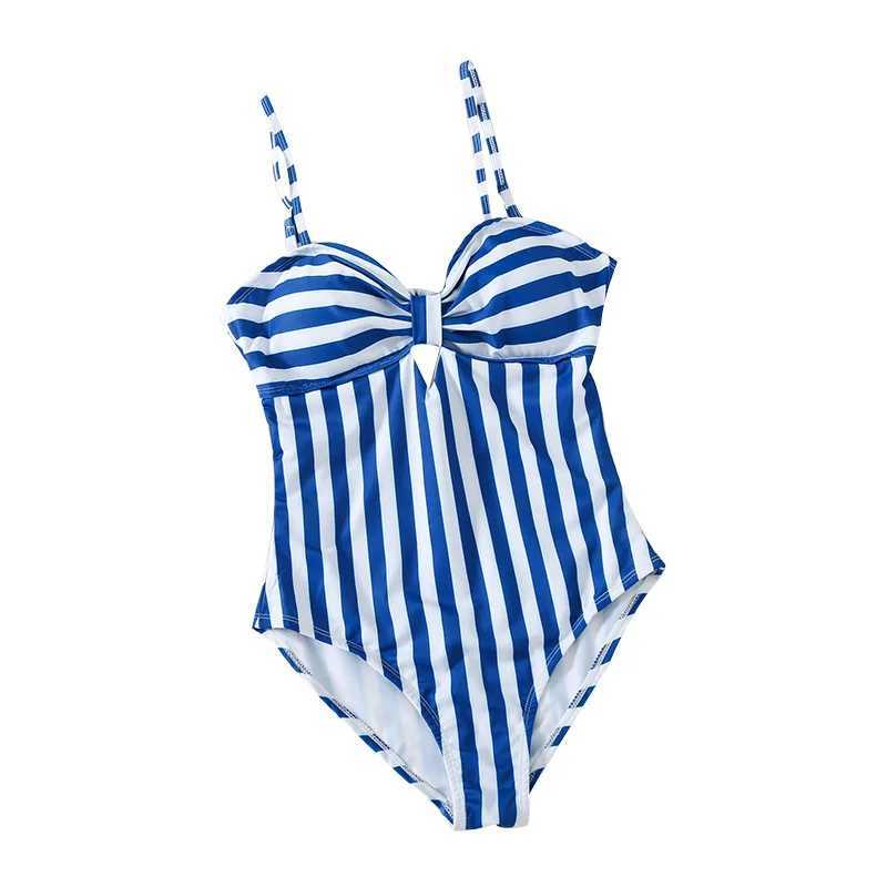 Family Swimwear Striped Mommy and Me Swimsuit Mother Daughter Bikini Family Mtching Clothes Dad Son Swim Trunks Beach Shorts W250207