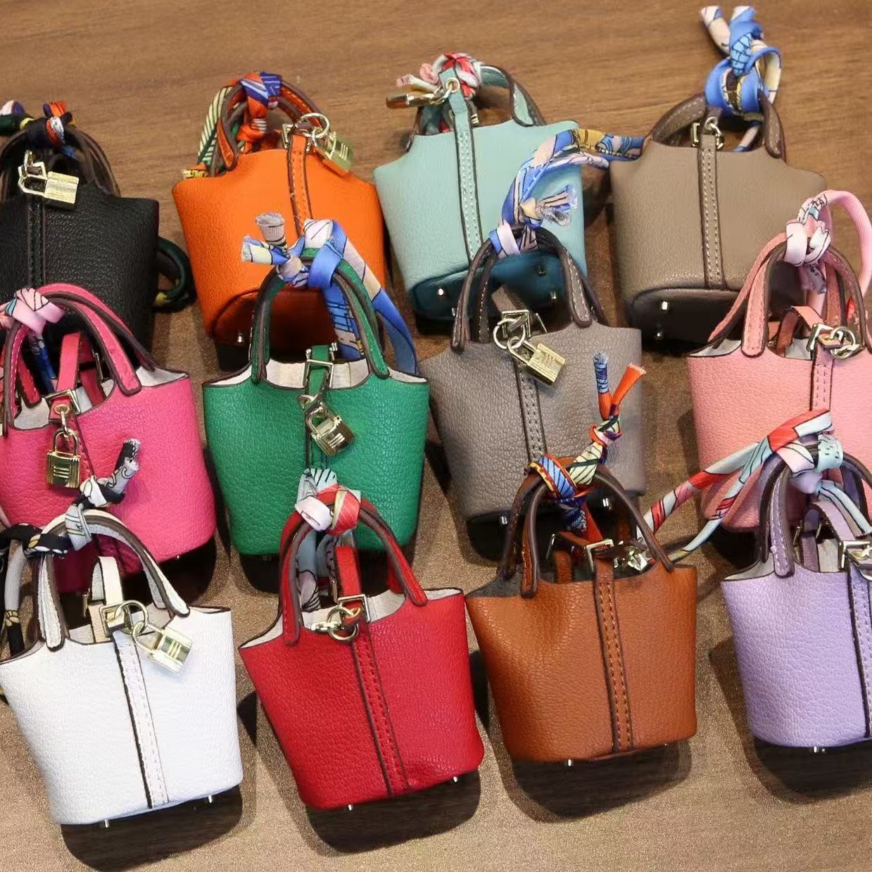 Cute Teddy Bear Keychains Fashionable PU Leather Animal Keyrings for Bags Cars and Keys L250928HE7E