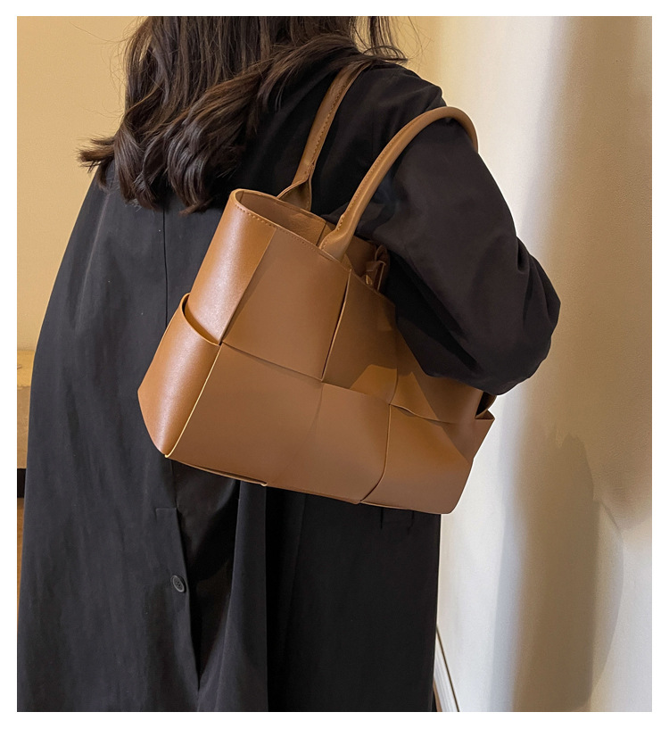 Fashionable Women's Large Capacity Crossbody Tote Bag - Contemporary Woven Design