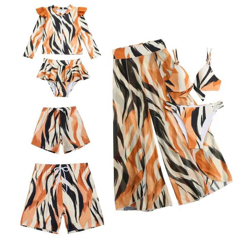 2025 Summer Family Matching Swimwear Mother Daughter Swimsuits Ripple Beach Mommy and Me Clothes Outfits Father Son Swim Shorts W250207