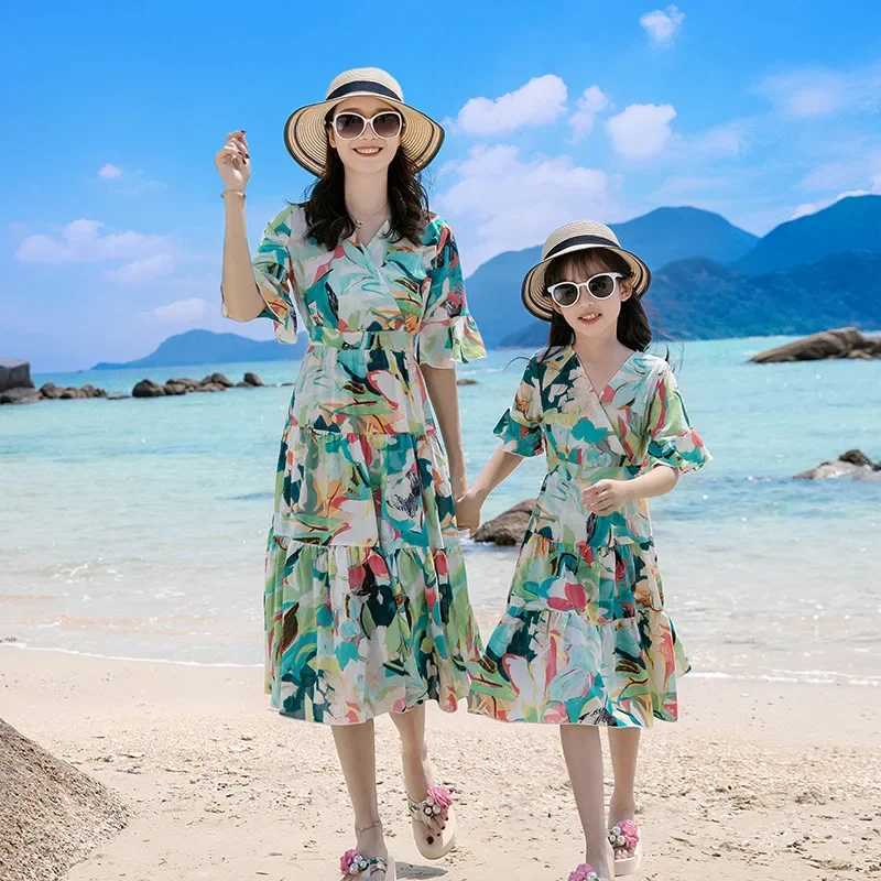 Holiday Family Matching Beach Couple Clothing Mom Daughter Green Dress Dad Son Outfits Resort Vacation Look Parent-child Clothes W250207