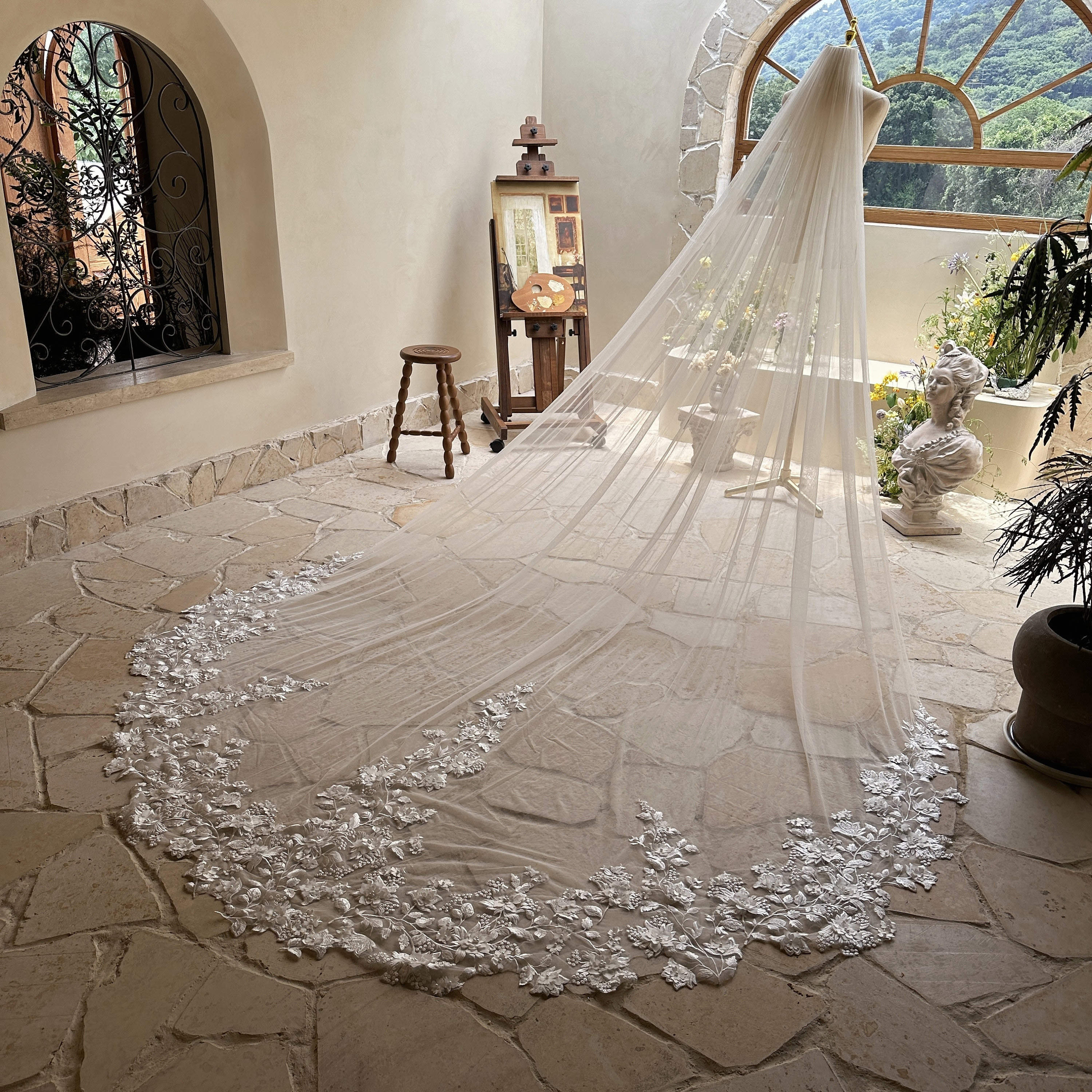 Luxurious 1.5/3 Meters White Ivory Cathedral Wedding Veils with floral appliques Long Lace Edge Bridal Head Veil with Comb For Marriage Bride Women�