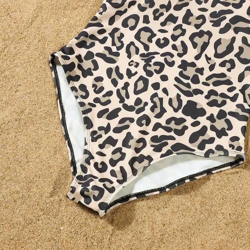 Mommy and Daughter Matching Clothes Family Swimwear Women Baby Girls One-piece Suit Men Boys Swimming Shorts Beachwear Bikinis W250207