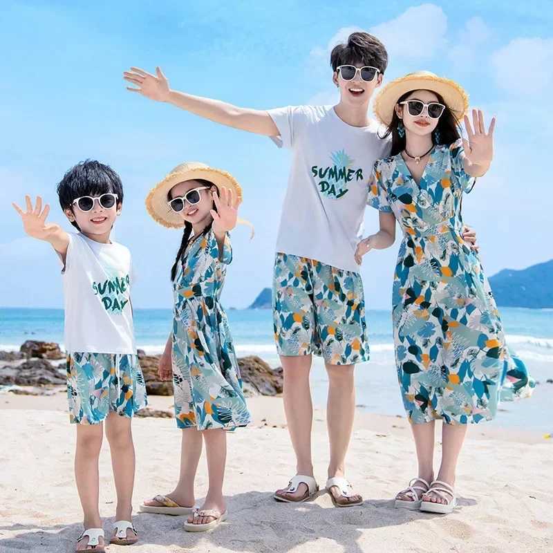 Vacation Area Couple Look Clothing Mom Daughter Dresses Dad Son Outfits SetsFamily Matching Beach Clothes Holiday Parent-child W250207