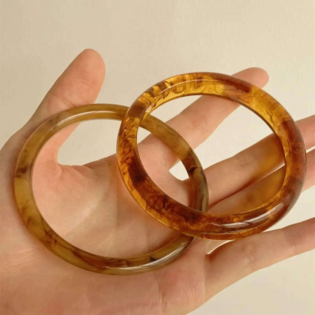 2-piece set of retro resin bracelets for womens temperament high-end fashion gifts versatile for daily use 250206