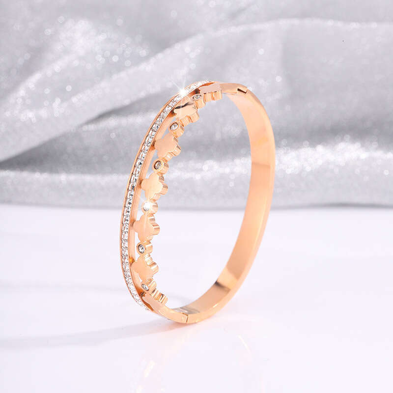 Electroplated titanium steel bracelet, fashionable dia inlaid four leaf clover, light , high-end, non fading best friend bracelet