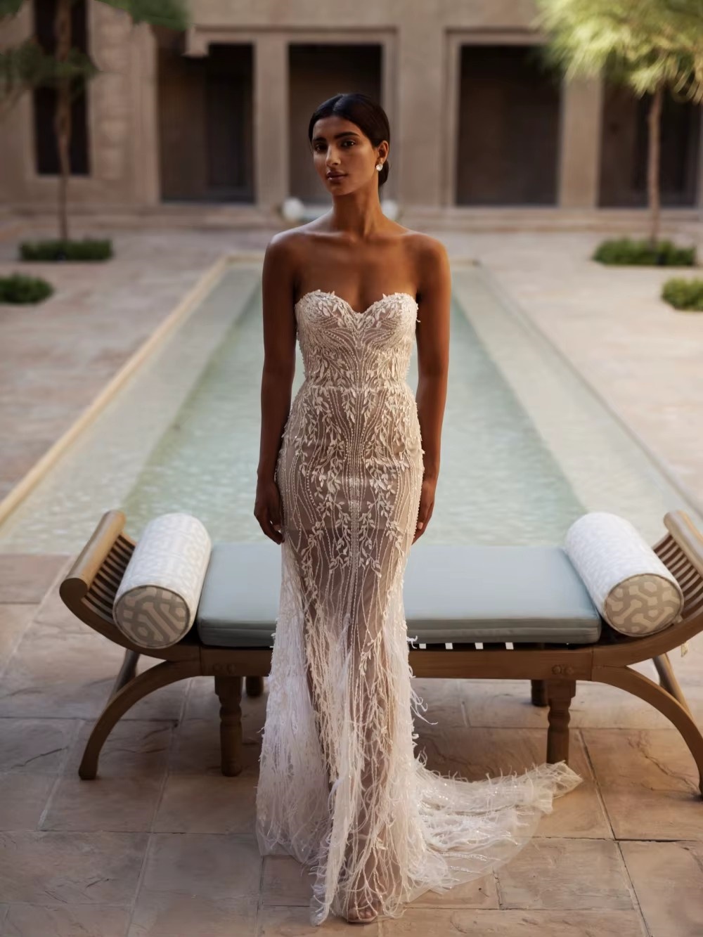 Classic Women Wedding Sweetheart Neck Sleeveless Bridal Gowns Appliques Sweep Train Dress Custom Made vestidos de novia