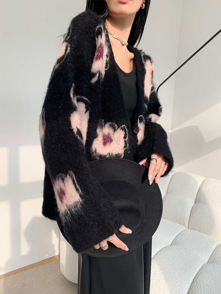 X70 floral sweater coat for women, high-end intarsia V-neck top coat, autumn and winter loose lazy knitted cardigan