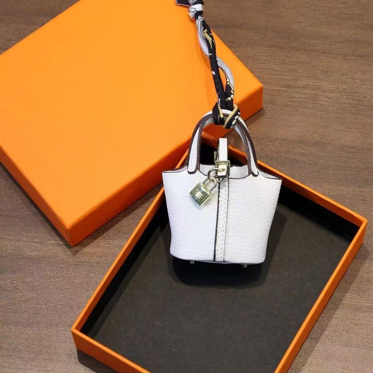 Cute Teddy Bear Keychains Fashionable PU Leather Animal Keyrings for Bags Cars and Keys L250928HE7E