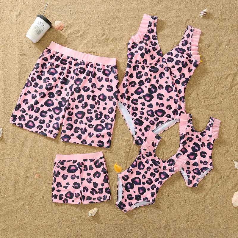 Family Swimwear Mommy Dad and Me Matching Swimsuit Pink Leopard Mother Daughter Bath Suit Father Son Swim Beach Clothes Outfits W250207