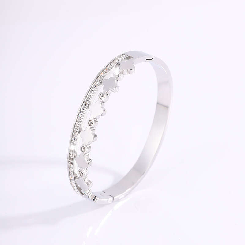 Electroplated titanium steel bracelet, fashionable dia inlaid four leaf clover, light , high-end, non fading best friend bracelet