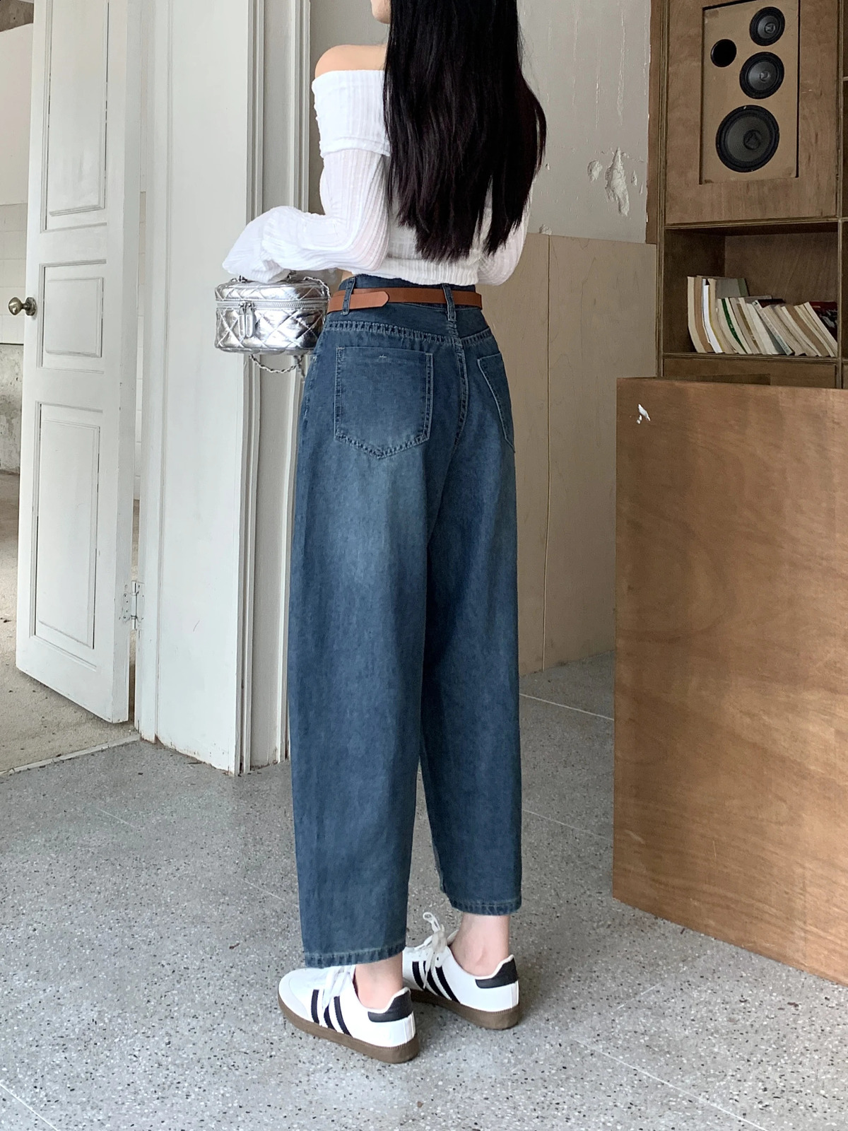 A small commuting casual balloon trousers with five pockets and white womens fashionable jeans 250122