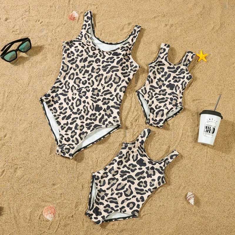 Mommy and Daughter Matching Clothes Family Swimwear Women Baby Girls One-piece Suit Men Boys Swimming Shorts Beachwear Bikinis W250207