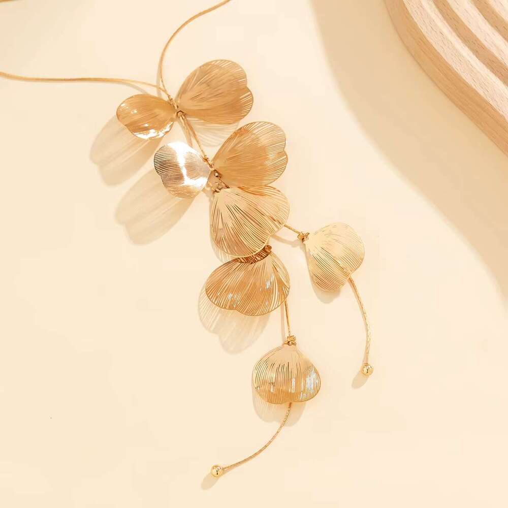 Long Tassels Chest with Leaves Pendants Necklace for Women Trendy Sweater Chain Accessories on Neck Fashion Jewelry Female