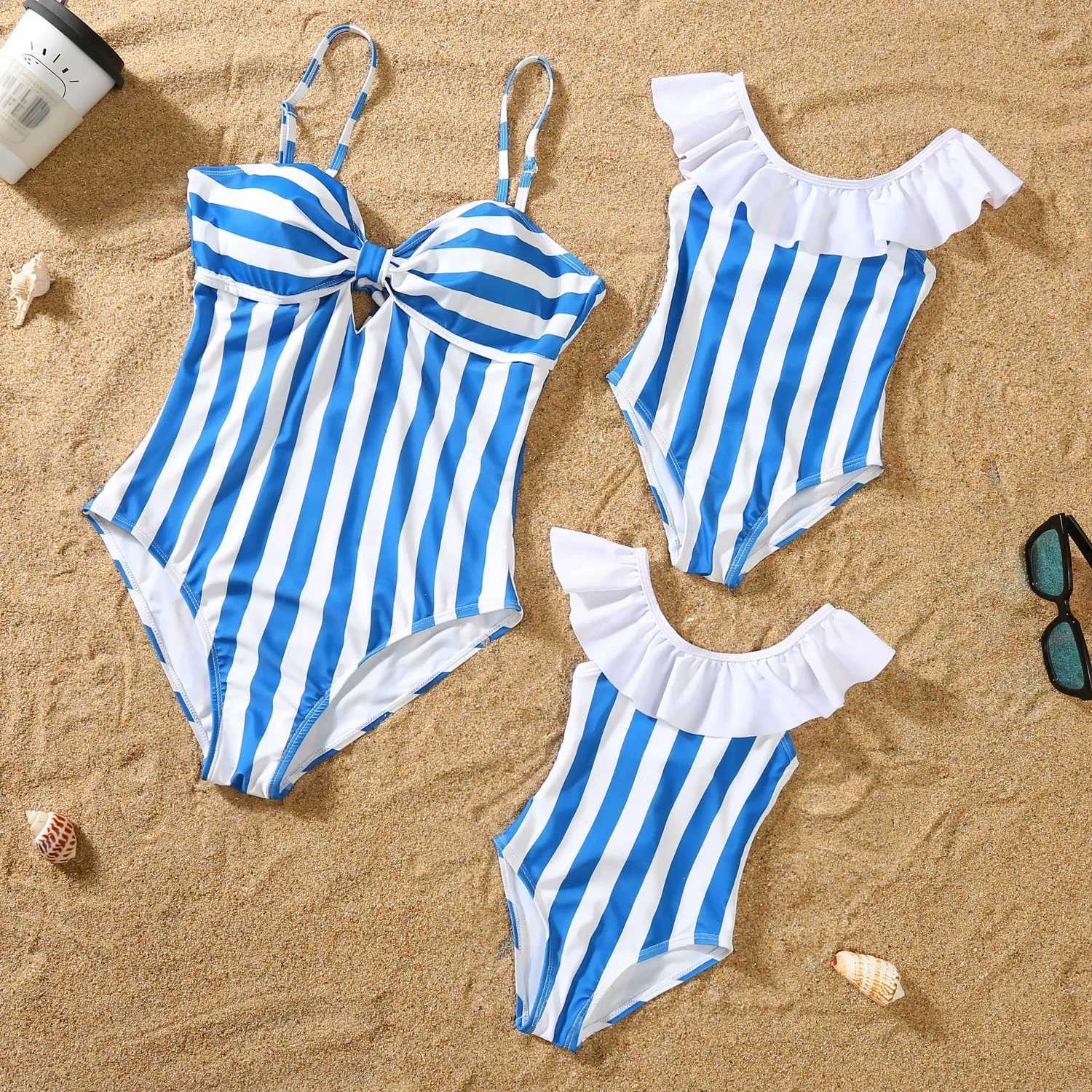 2024 Summer Beach Holiday Wear Family Matching Outfits Striped Print Mother Daughter One-Piece Swimsuit Dad Son Swimming Shorts W250207