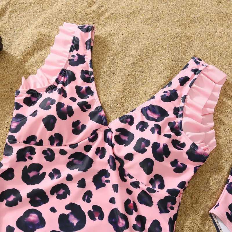 Family Swimwear Mommy Dad and Me Matching Swimsuit Pink Leopard Mother Daughter Bath Suit Father Son Swim Beach Clothes Outfits W250207