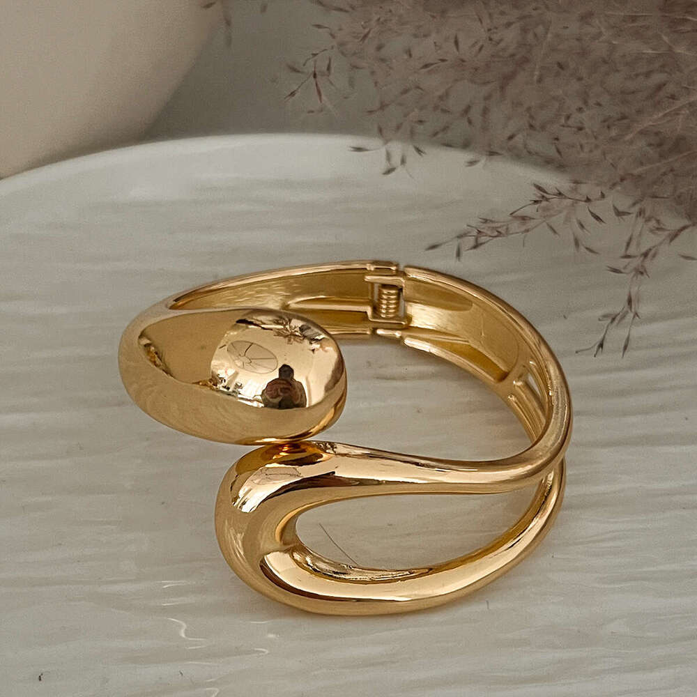 Personalized high-end smooth simple jewelry bracelet, fashionable and trendy irregular alloy bracelet