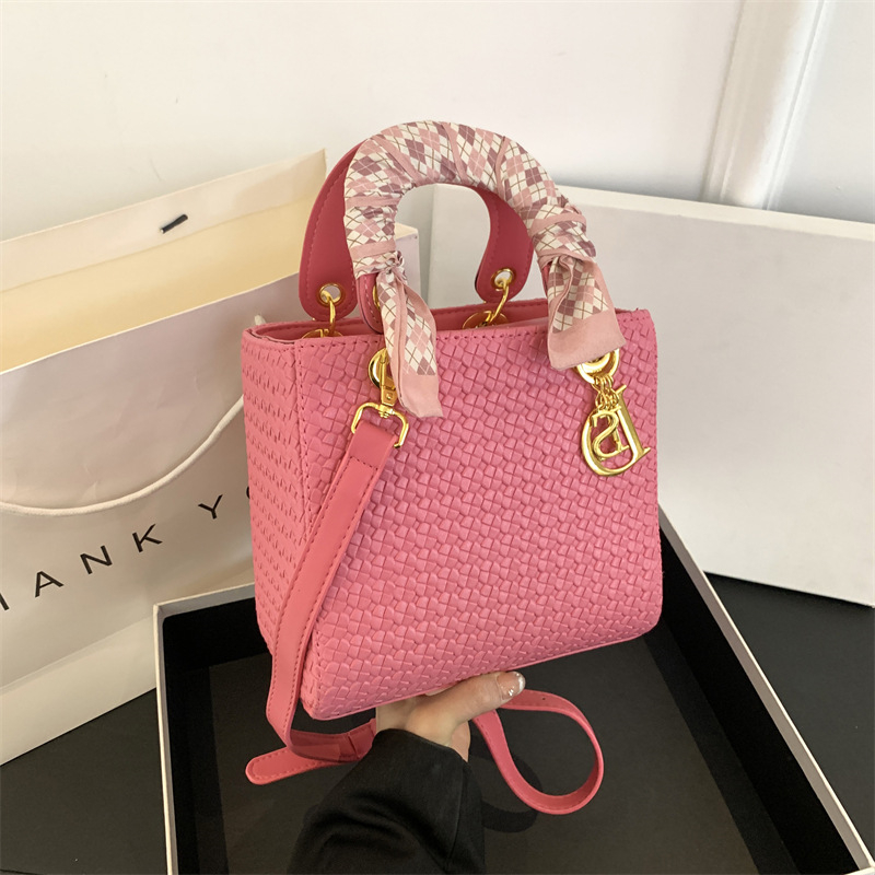 Free Shipping Designer Shoulder Bags 2025 Spring New Fashionable Knitting Crossbody Artwork Bag For Woman New Free Delivery Designer Bag