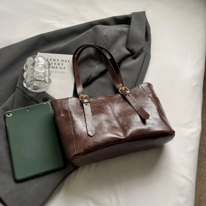2024 Korean Retro PU Leather Chain Shoulder Bag Fashion Black Large Capacity Tote Female Highquality Handbags 250121
