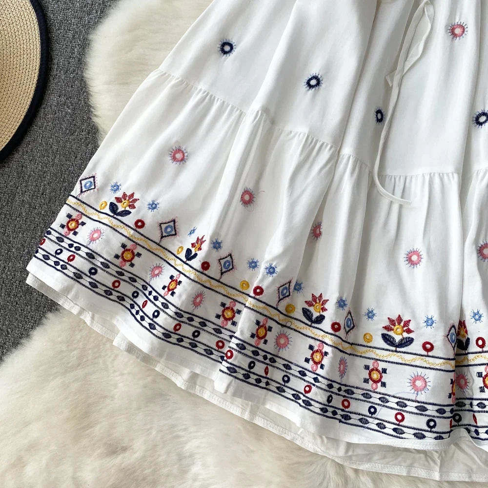 Bohemian Dress for Women Embroidery Floral V-neck Elastic Waist Dresses with Belt Lace-up Holiday Beach Vestidos Folds Dropship 250122