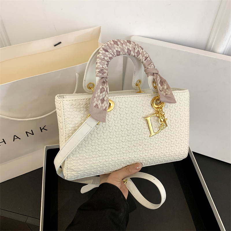 Free Shipping Designer Shoulder Bags 2025 Spring New Fashionable Knitting Crossbody Artwork Bag For Woman New Free Delivery Designer Bag